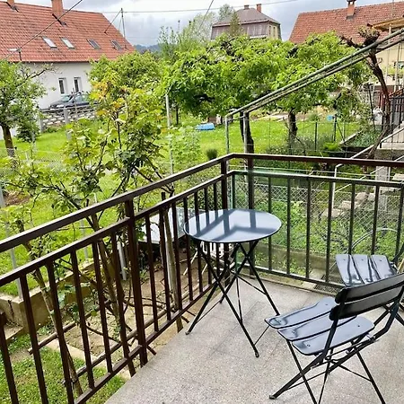 Spacious In A Quiet Neighbourhood + Private Parking Apartman *