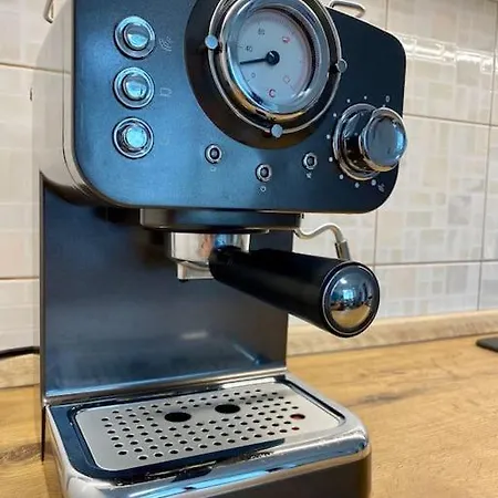 Spacious In A Quiet Neighbourhood + Private Parking Apartman *