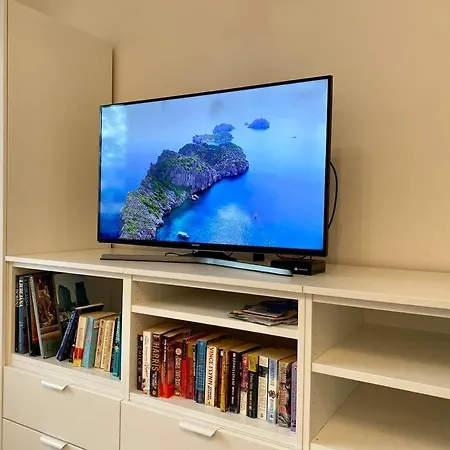 Spacious In A Quiet Neighbourhood + Private Parking * Λιουμπλιάνα