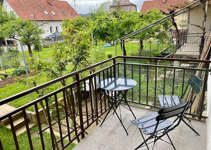 Spacious In A Quiet Neighbourhood + Private Parking 아파트 *