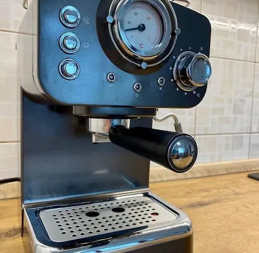 Spacious In A Quiet Neighbourhood + Private Parking 아파트 *