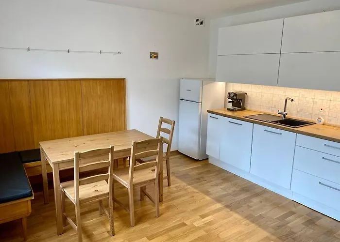 Appartamento Spacious In A Quiet Neighbourhood + Private Parking