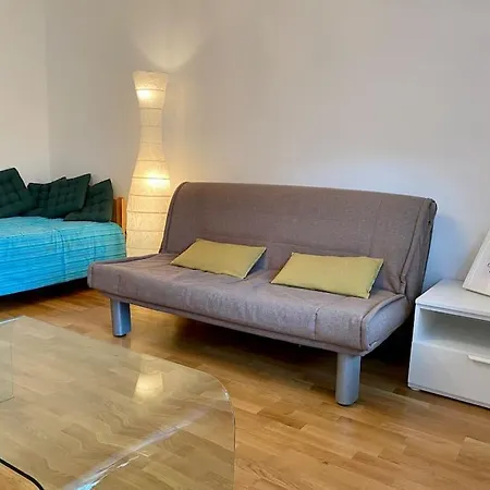 Apartment Spacious In A Quiet Neighbourhood + Private Parking *